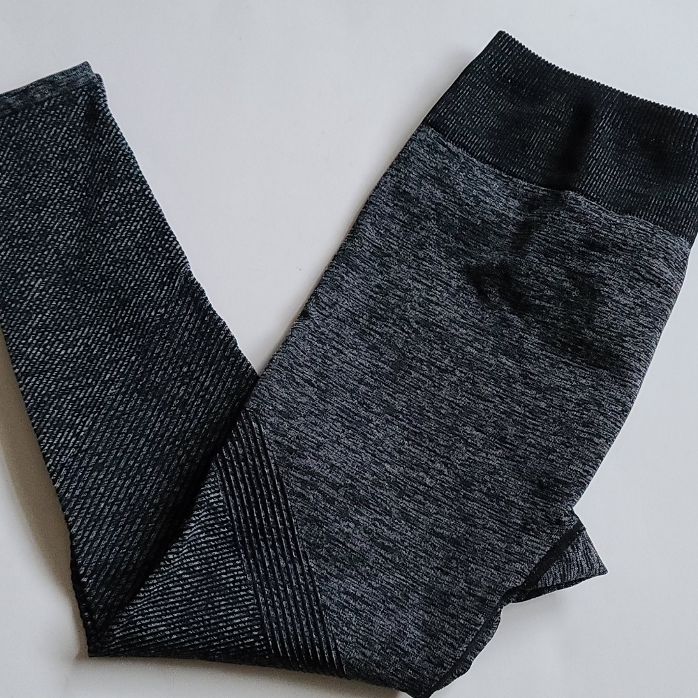 Fabletics Seamless Leggings Size Large - image 3